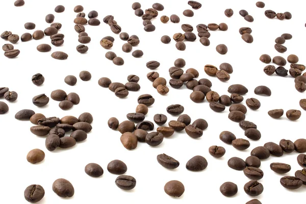 分散在白色背景下的咖啡豆 — 图库照片