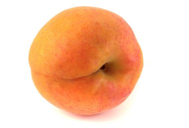 Beyaz arka planda izole edilmiş olgun kayısı meyvesi.