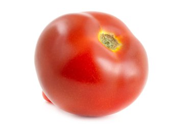 Kırmızı olgun domates beyaz arka planda izole edilmiş. Yakın plan.