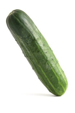 Beyaz arkaplanda dikey olarak izole edilmiş salatalık