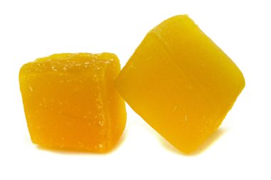 Raf lukum küpleri beyaz arkaplanda izole edilmiş. Doğulu tatlıları yakın çekim