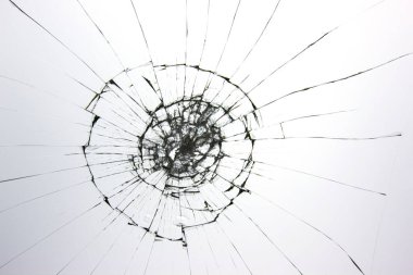 Kırık cam dokuyu bozmuş. Çatlaklar beyazda izole edilmiş. Tasarım için kavram öğesi. Doku kaplaması için çatlaklar.