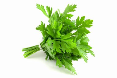 Beyaz arkaplanda izole edilmiş yeşil maydanoz sürüsü
