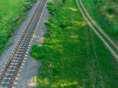 Demiryolu rayları ve toprak yol, üst manzara