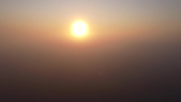 Nedsänkning av en drönare i en tjock dimma vid soluppgången. — Stockvideo