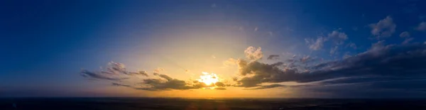 태양의 파노라마와 어두운 아침의 오렌지 빛으로 새벽의 구름낀 — 스톡 사진