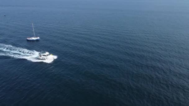 Barco Branco Está Correndo Alta Velocidade Nas Ondas Mar Azul — Vídeo de Stock
