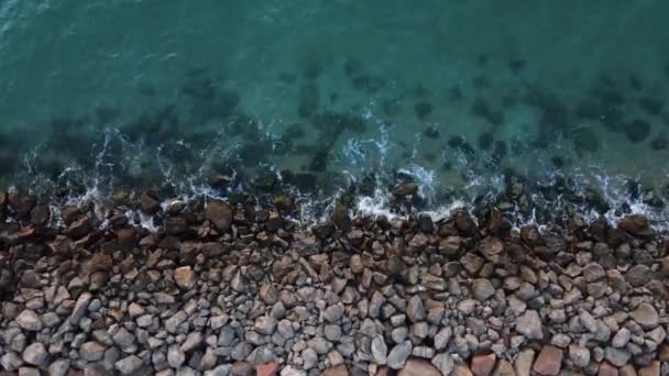Морський Берег Покритий Камінням Хвилі Впали Скелястий Берег — стокове відео