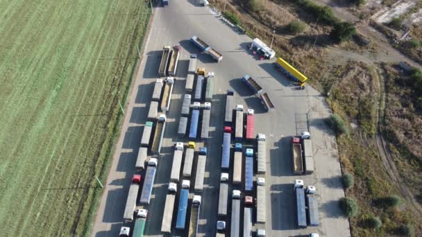 Vista desde arriba en una gran cola de camiones esperando en la terminal portuaria. — Vídeos de Stock