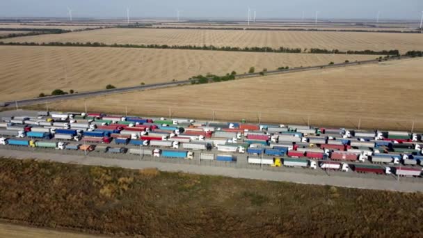 Ciężarówki z przyczepami stoją w długiej kolejce na terminalu portowym do rozładunku ziarna. — Wideo stockowe