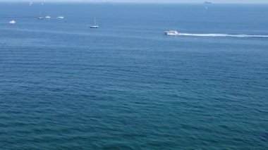 Mavi deniz, yatlar, tekneler ve gemiler suda yüzüyor. Limanın yakınındaki bir İHA 'nın hava görüntüsü