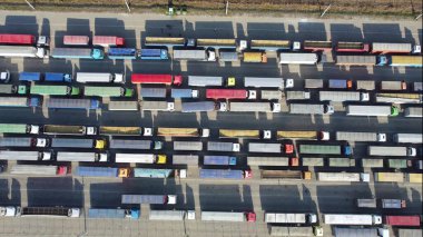 Park yerindeki kamyonlar kuş bakışı. Limandaki bir nakliye kuyruğunun üst görüntüsü. Avrupa 'ya tarım ürünleri ihracatı