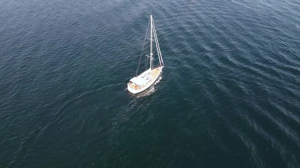 Yacht Naviga Sul Mare Blu Riposa Una Giornata Sole Alto — Foto Stock