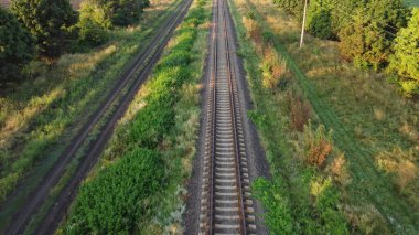 Demiryolu üst manzaralı. Yolun üzerinden raylarla uçun.