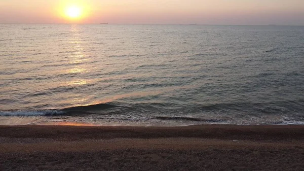 Wschód Słońca Fale Morzu Widok Piaszczystej Plaży — Zdjęcie stockowe