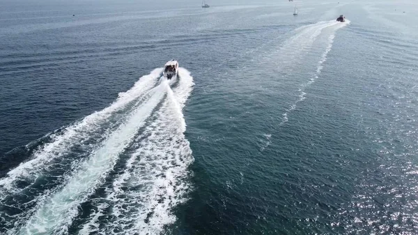 Mavi Deniz Suyunda Büyük Beyaz Bir Tekne Hızla Ilerliyor — Stok fotoğraf
