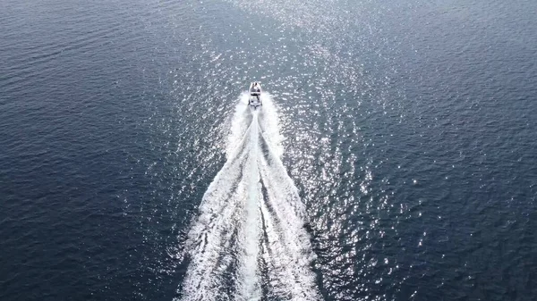 Bir Sürat Teknesi Mavi Denizin Suyunda Hızla Ilerler Nsansız Hava — Stok fotoğraf