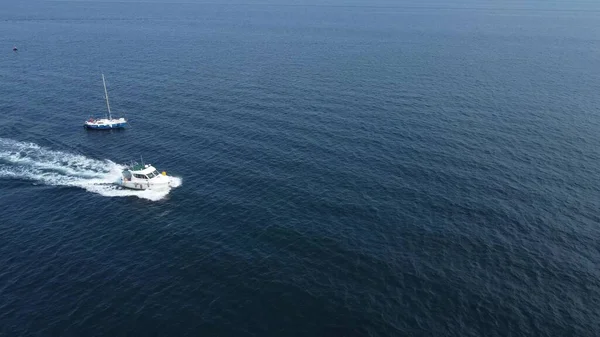 Mavi Denizin Dalgalarında Beyaz Bir Tekne Yüksek Hızda Yarışıyor Bir — Stok fotoğraf