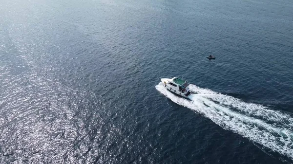 Blanco Gran Movimiento Del Barco Vista Aérea Agua Azul Vuelo — Foto de Stock