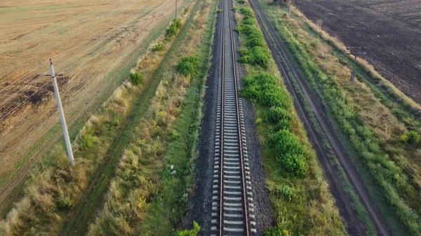 Lot Nad Torami Kolejowymi Przechodzącymi Przez Pola Rolne — Zdjęcie stockowe