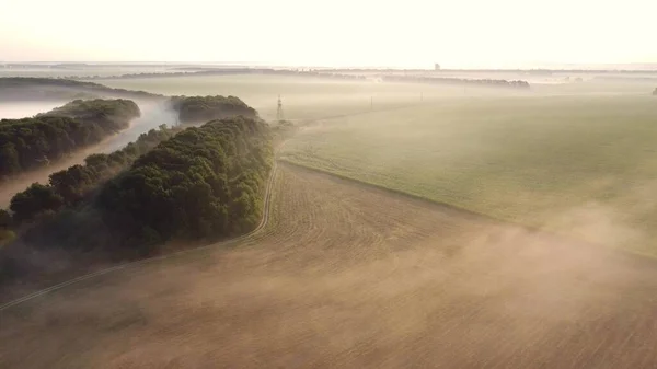 Sonnenaufgang Und Morgennebel Über Wald Und Landwirtschaftlichen Feldern — Stockfoto