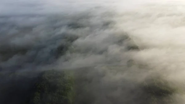 Vuelo Avión Tripulado Sobre Niebla Que Extiende Sobre Bosque Carretera — Foto de Stock