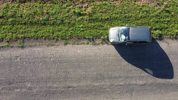 Серый Автомобиль Начинает Двигаться После Остановки Обочине Дороги Дорога Асвалтан — стоковое фото