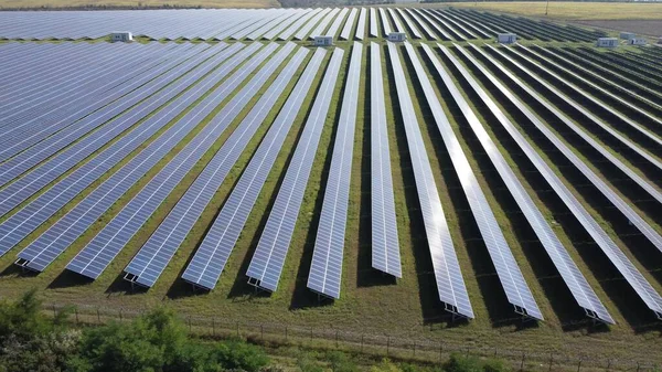 Duże Pole Paneli Słonecznych Pod Otwartym Słońcem Elektrownia Energia Słoneczna — Zdjęcie stockowe