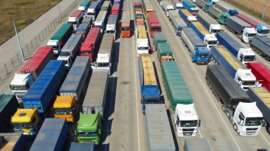 İndirme için limana tarım ürünleri teslimatı. Sıralarını bekleyen kamyonlar