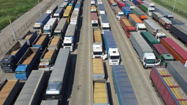Otoparkta boşaltılmayı bekleyen kamyonlar var. Tarım ürünlerinin taşınması için lojistik