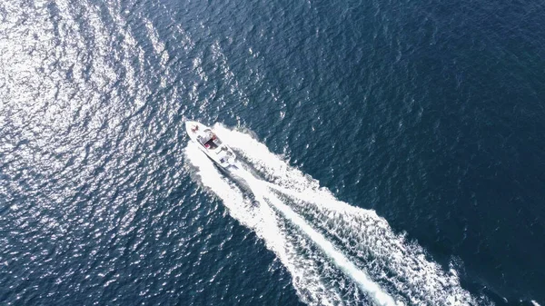 Veduta Aerea Una Piccola Barca Che Corre Nel Mare Viaggio — Foto Stock