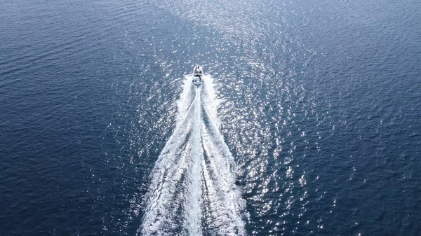 Mavi Denizde Sürat Teknesi Yarışıyor Tatil Turizm Konsepti — Stok fotoğraf