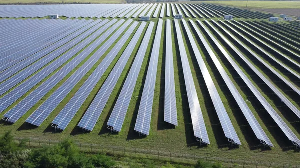 Panele Słoneczne Instalowane Środku Pola Ekologiczna Energia Odnawialna — Zdjęcie stockowe