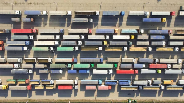 Estacionamento Fila Caminhões Para Descarga Terminal Portuário Transporte Logístico Produtos — Fotografia de Stock