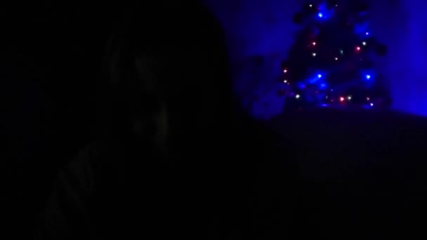 Fylld flicka dansar till musik, klipp, nära en blinkande skärm för det nya året — Stockvideo