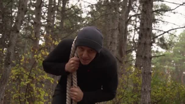 Athlète musculaire soulevant poids lourd, se connecter dans la forêt. En automne — Video