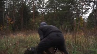 Adam ormana spor yapmaya gidiyor. Büyük, ağır kütük, ağaç itiyor. Motivasyon