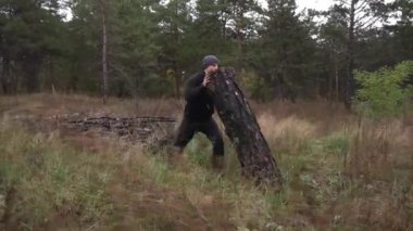 Adam ormana spor yapmaya gidiyor. Büyük, ağır kütük, ağaç itiyor. Motivasyon