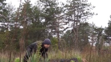 Adam ormana spor yapmaya gidiyor. Büyük, ağır kütük, ağaç itiyor. Motivasyon