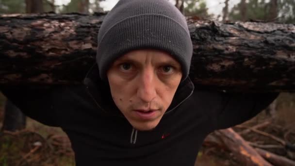 Svalnatý sportovec zvedající těžkou váhu, kláda v lese. Na podzim — Stock video