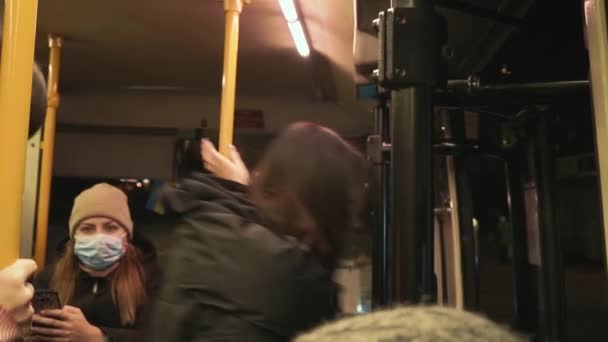 Запорожье, Украина-31 декабря 2019 года: Люди покидают остановку общественного транспорта ночью в масках и куртках. Холодно. — стоковое видео