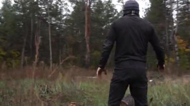 Adam ormana spor yapmaya gidiyor. Büyük, ağır kütük, ağaç itiyor. Motivasyon