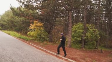 Bir sporcu meşgul, sabah antrenman yapıyor, koşuyor. Motivasyon