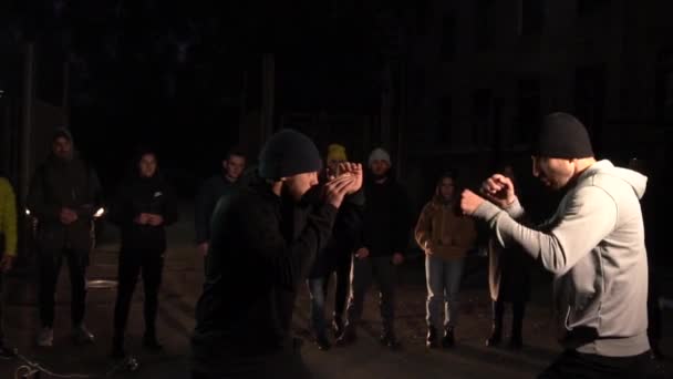 Deux boxeurs se tiennent dans un rack et se préparent pour les coups de poing la nuit à l'automne dans la rue — Video