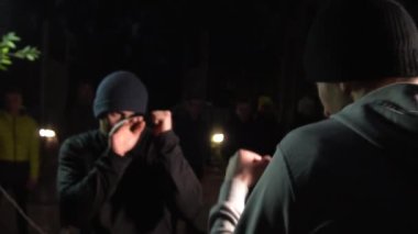 Bir atlet rakibine sert bir darbe indirmeye hazırlanır.