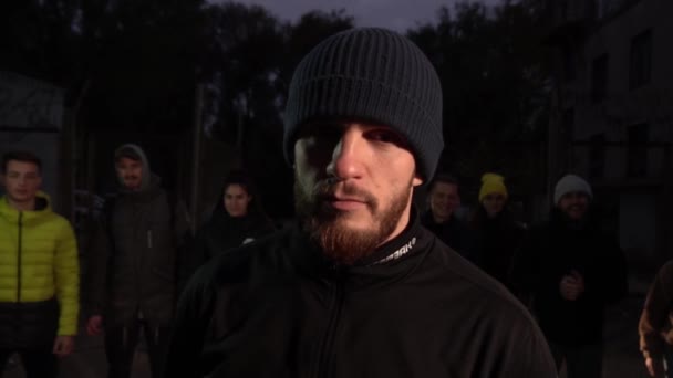 ZAPOROZHYA, UKRAINE - 14 HAZİRAN 2020: Gece vakti kameraya dikkatle bakan genç adam — Stok video