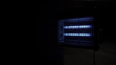 Elektrikli sinek kıracağı soğuk mavi ışıkta yazın dışarıda çalışır. Ultraviyole böcek çeker ve çarparak öldürür. Sivrisinek ve böcek kalıntıları var..