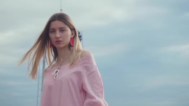 Jolie fille sur le plateau, séance photo sur le pont inachevé, chantier de construction — Video