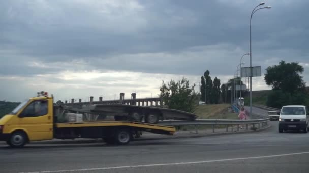 Chica con desaliñado, cabello andrajoso camina solo en el puente sin terminar — Vídeo de stock