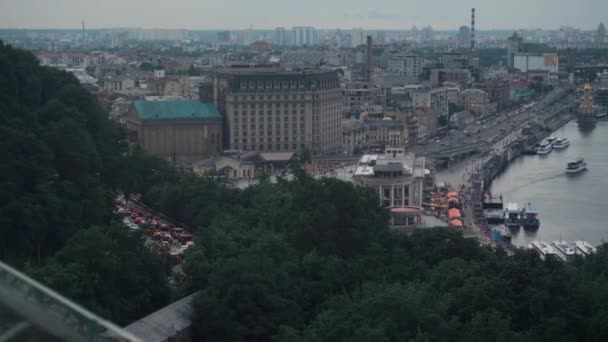 Kiev - Ukraine Juli 2021 smuk panoramaudsigt over dæmningen ved solnedgang – Stock-video